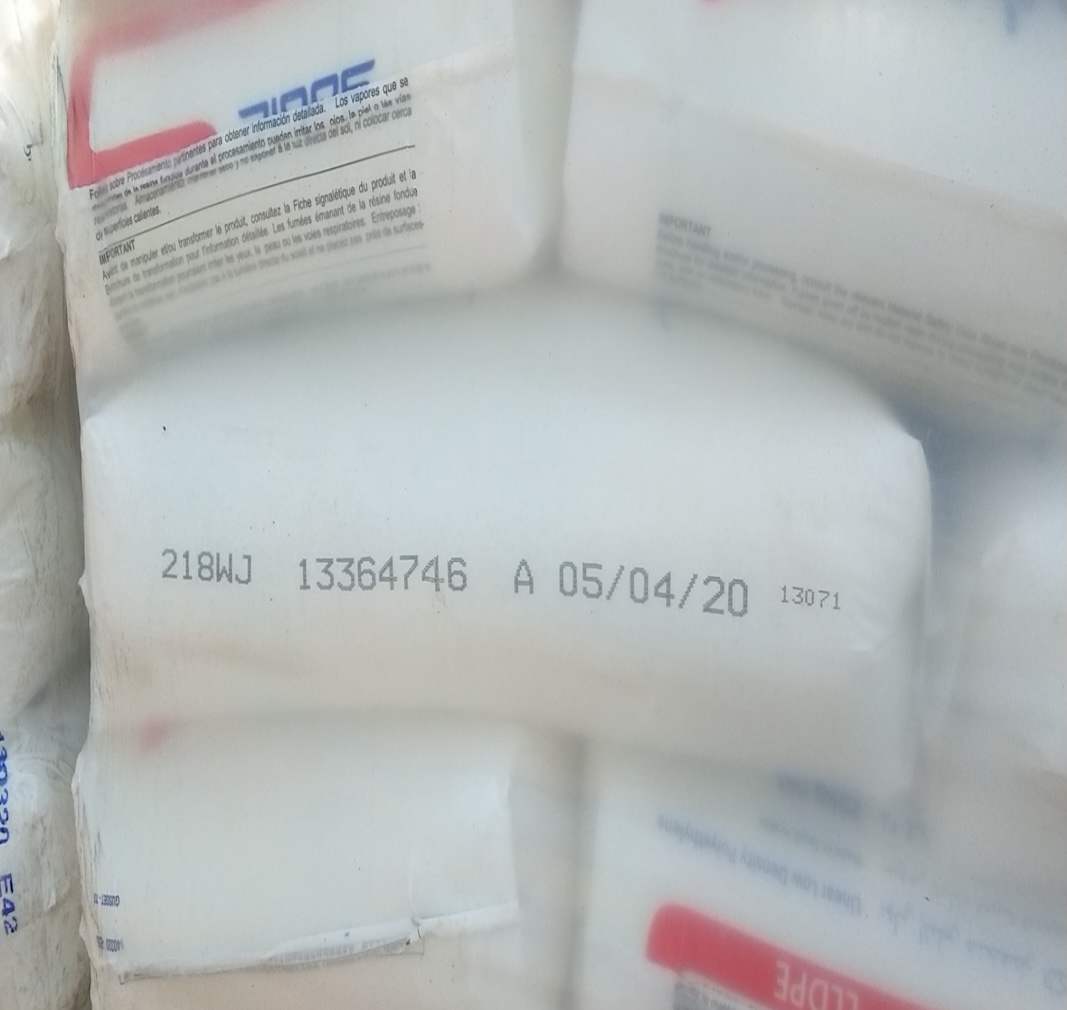 31485855-b981-46a2-b704-4173bd710d6c_SABIC LLDPE qopning 218WJ bosma darajasining yaqindan ko'rinishi, ishlab chiqarish partiyasi kodi va ishlab chiqarilgan sanasi.jpg